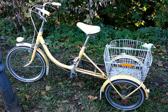 Toot, Toot! A natty 3 wheeler I spotted at the Braderie flea market in Lille, France a few years ago.