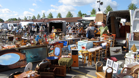 Hundreds of sellers on a sunny Tuesday morning at Kempton Antiques Market